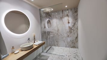 Douche, sĂšche-cheveux, serviettes fournies, savon