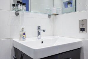 Dusche, Haartrockner, Handtücher, Seife