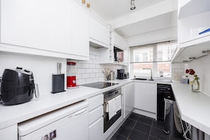 Frigorifero, microonde, forno, piano cottura