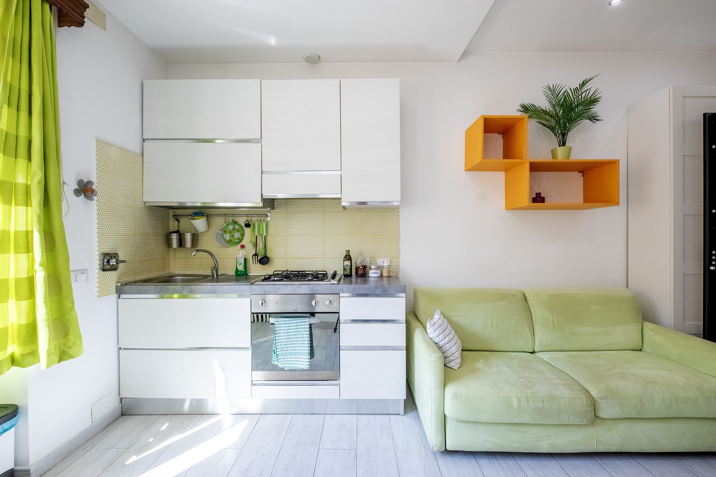 Fridge, oven, stovetop, cookware/dishes/utensils