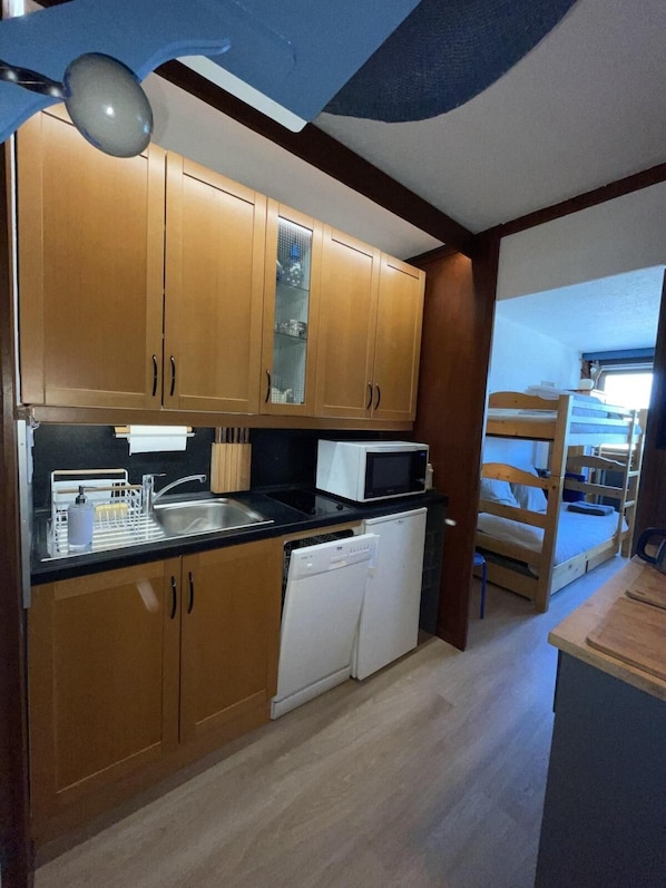 ثلاجة، ميكروويف، غسالة أطباق، ماكينة لصنع القهوة/الشاي