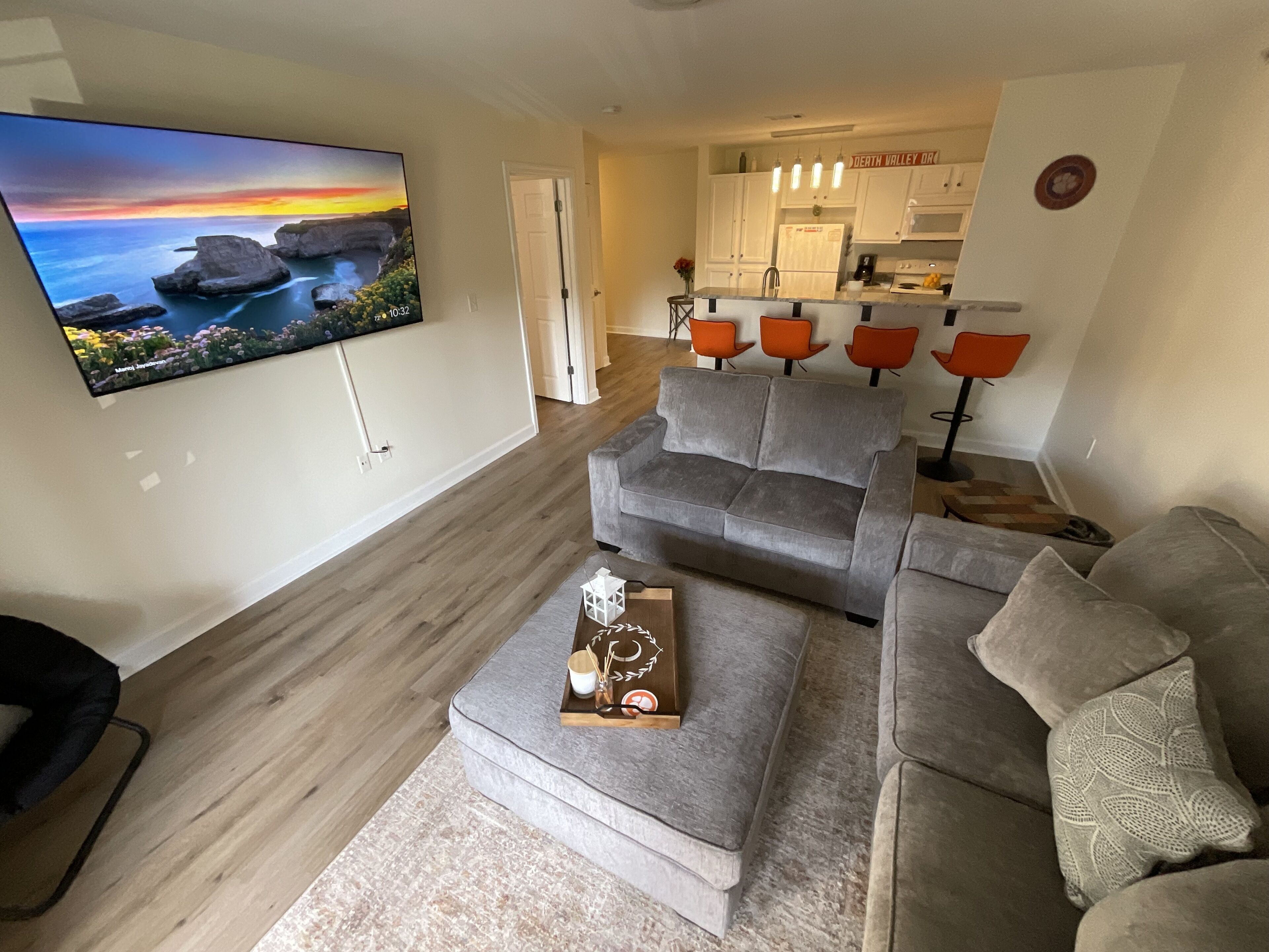 Clemson weekend rental on Harts lake. 