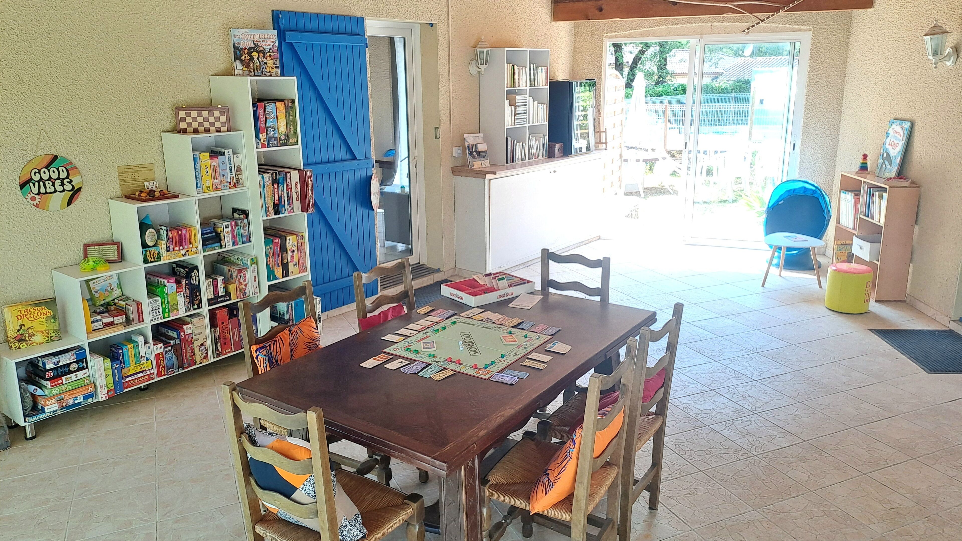 Patio couvert commun aux deux gîtes: des jeux de société, des livres, pour tous