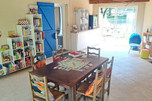 Patio couvert commun aux deux gîtes: des jeux de société, des livres, pour tous