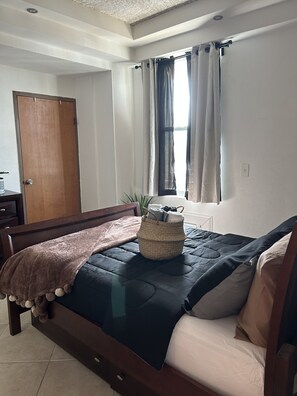 1 habitación, tabla de planchar con plancha, wifi y ropa de cama 