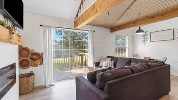 Huoneisto, 2 parisänkyä, parveke, näköala golfkentälle (Tranquil Treehouse Loft) | Oleskelualue | 42–tuumainen taulutelevisio, jossa digitaalikanavat