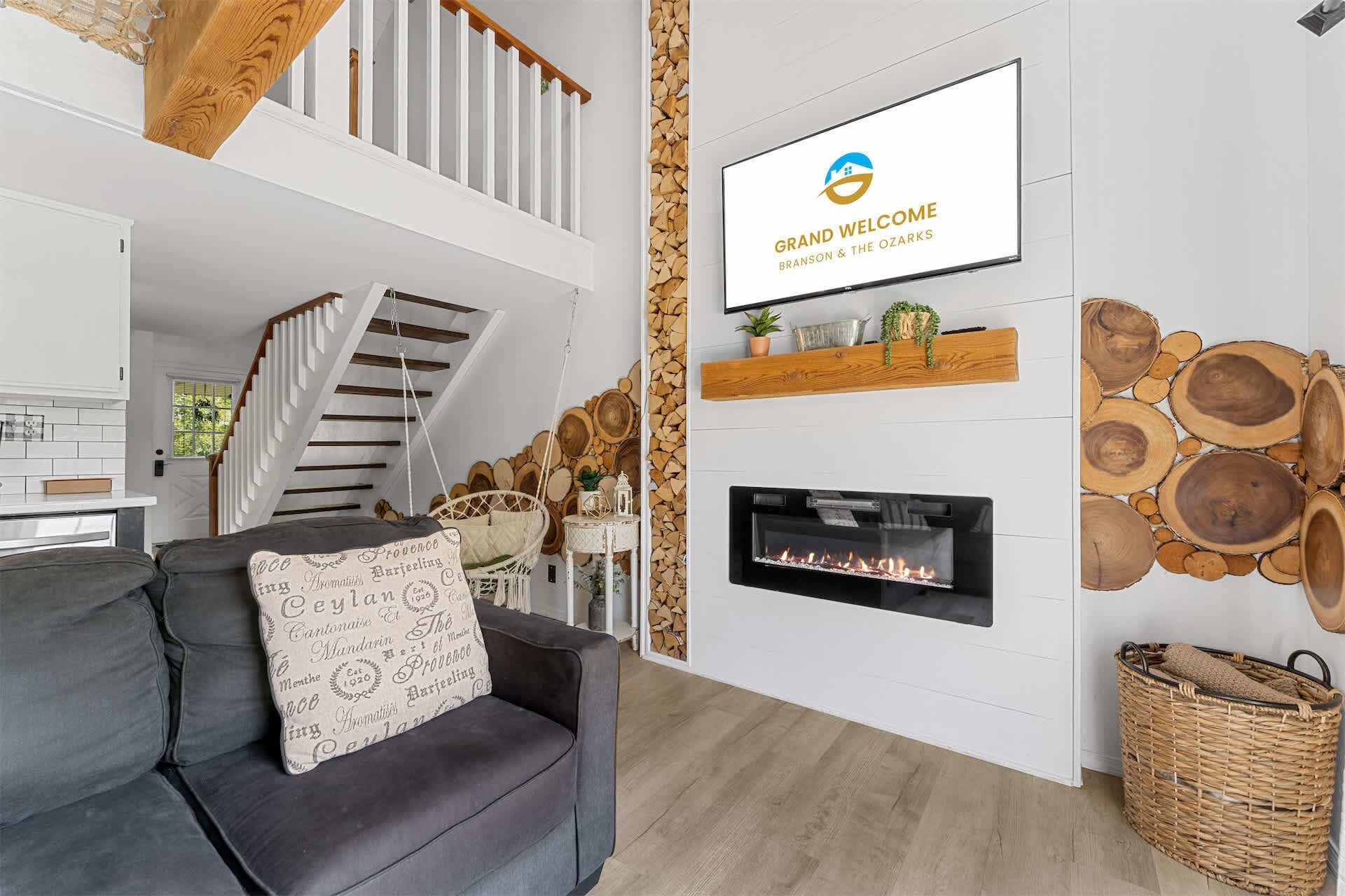 Appart'hôtel, 2 lits doubles, balcon, vue golf (Tranquil Treehouse Loft) | Coin séjour | Télévision à écran plat de 42 pouces avec chaînes numériques