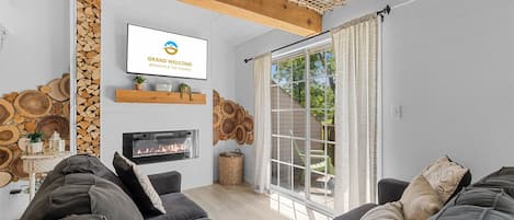 公寓客房, 2 張標準雙人床, 露台, 高球場景 (Tranquil Treehouse Loft) | 客廳 | 42 吋平面電視連數碼電視頻道