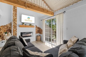Leilighet, 2 dobbeltsenger, balkong, utsikt mot golfbane (Tranquil Treehouse Loft) | Oppholdsområde | En 42-tommers Flatskjerm-TV med digitale kanaler