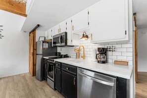 Leilighet, 2 dobbeltsenger, balkong, utsikt mot golfbane (Tranquil Treehouse Loft) | Eget kjøkken | Kaffetrakter/tekoker