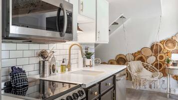 Huoneisto, 2 parisänkyä, parveke, näköala golfkentälle (Tranquil Treehouse Loft) | Yksityinen keittiö | Kahvin-/teenkeitin