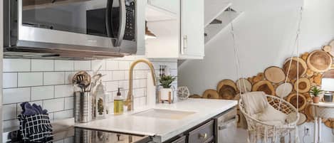 Condo, 2 Double Beds, Balcony, Golf View (Tranquil Treehouse Loft) | Private kitchen