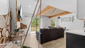 Leilighet, 2 dobbeltsenger, balkong, utsikt mot golfbane (Tranquil Treehouse Loft) | Oppholdsområde | En 42-tommers Flatskjerm-TV med digitale kanaler