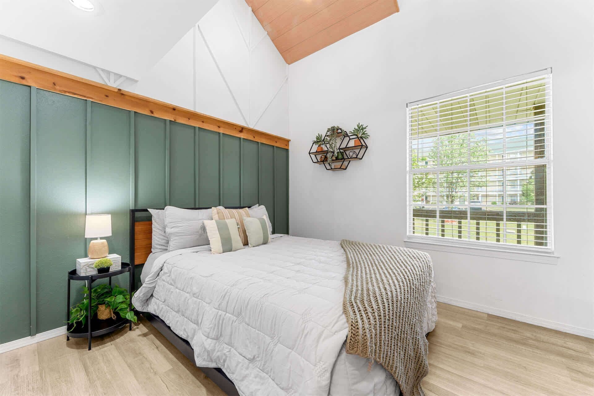 Appartement, 2 tweepersoonsbedden, balkon, uitzicht op golfbaan (Tranquil Treehouse Loft) | 2 slaapkamers, individueel gedecoreerd, individueel gemeubileerd