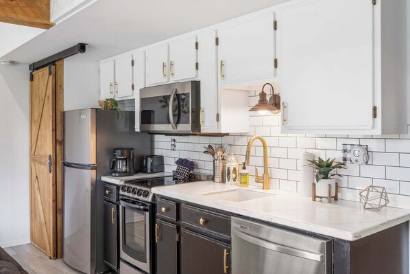 Lejlighed - 2 dobbeltsenge - balkon - udsigt til golfbane (Tranquil Treehouse Loft) | Privat køkken | Kaffe-/temaskine