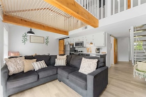 Living area - Tranquil Treehouse Loft - Golf Course Views (Branson)