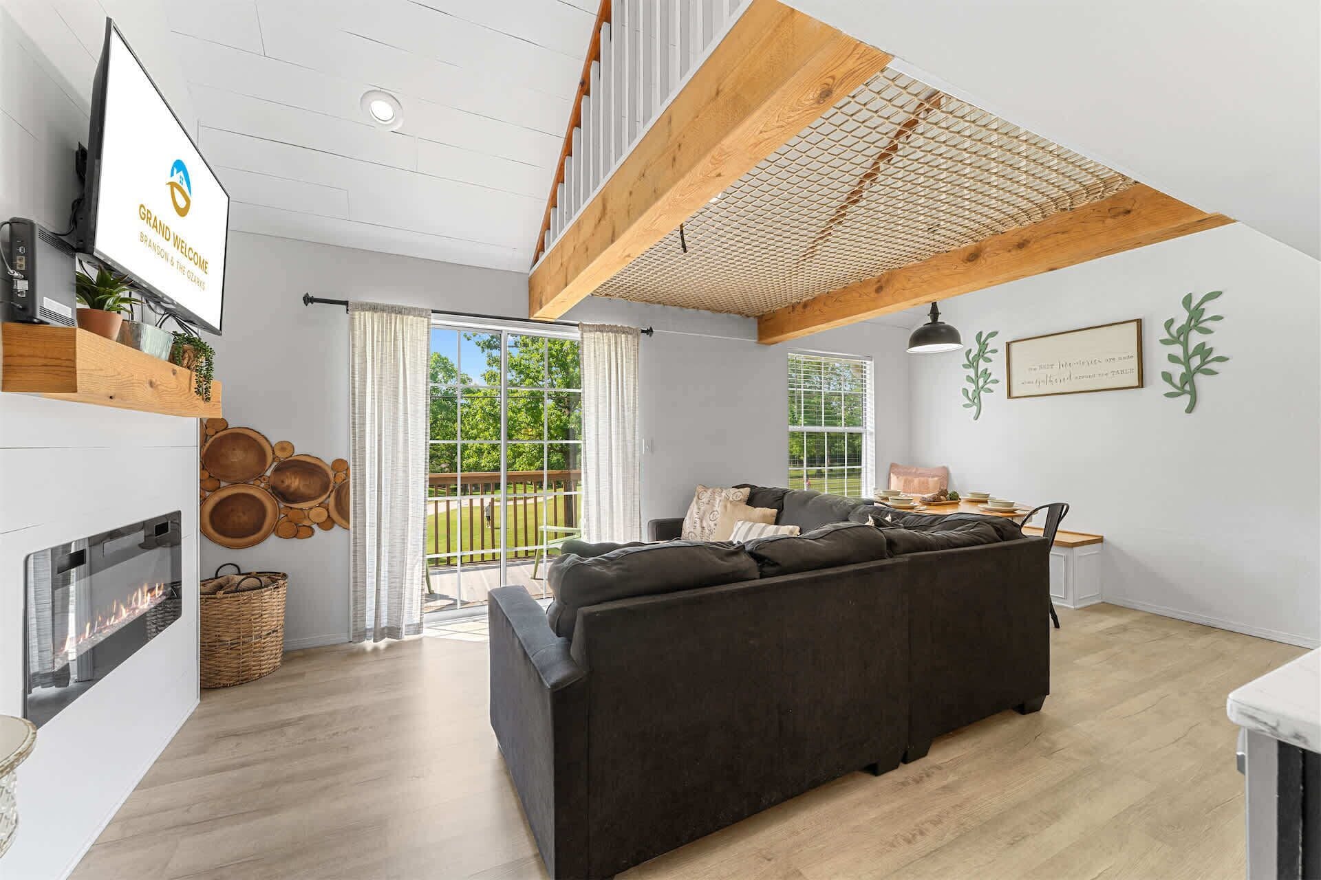 Condo, 2 lits doubles, balcon, vue sur le terrain de golf (Tranquil Treehouse Loft) | Aire de séjour | Téléviseur à écran plat de 42 po avec télévision numérique
