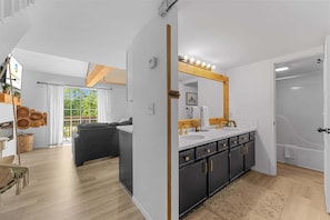 Bathroom - Tranquil Treehouse Loft - Golf Course Views (Branson)