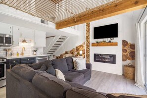 Condo, 2 Double Beds, Balcony, Golf View (Tranquil Treehouse Loft) | Living area | 42-inch flat-screen TV with digital channels