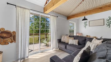 Lägenhet - 2 dubbelsängar - balkong - utsikt mot golfbanan (Tranquil Treehouse Loft) | Vardagsrum | 42-tums platt-tv med digitalkanaler