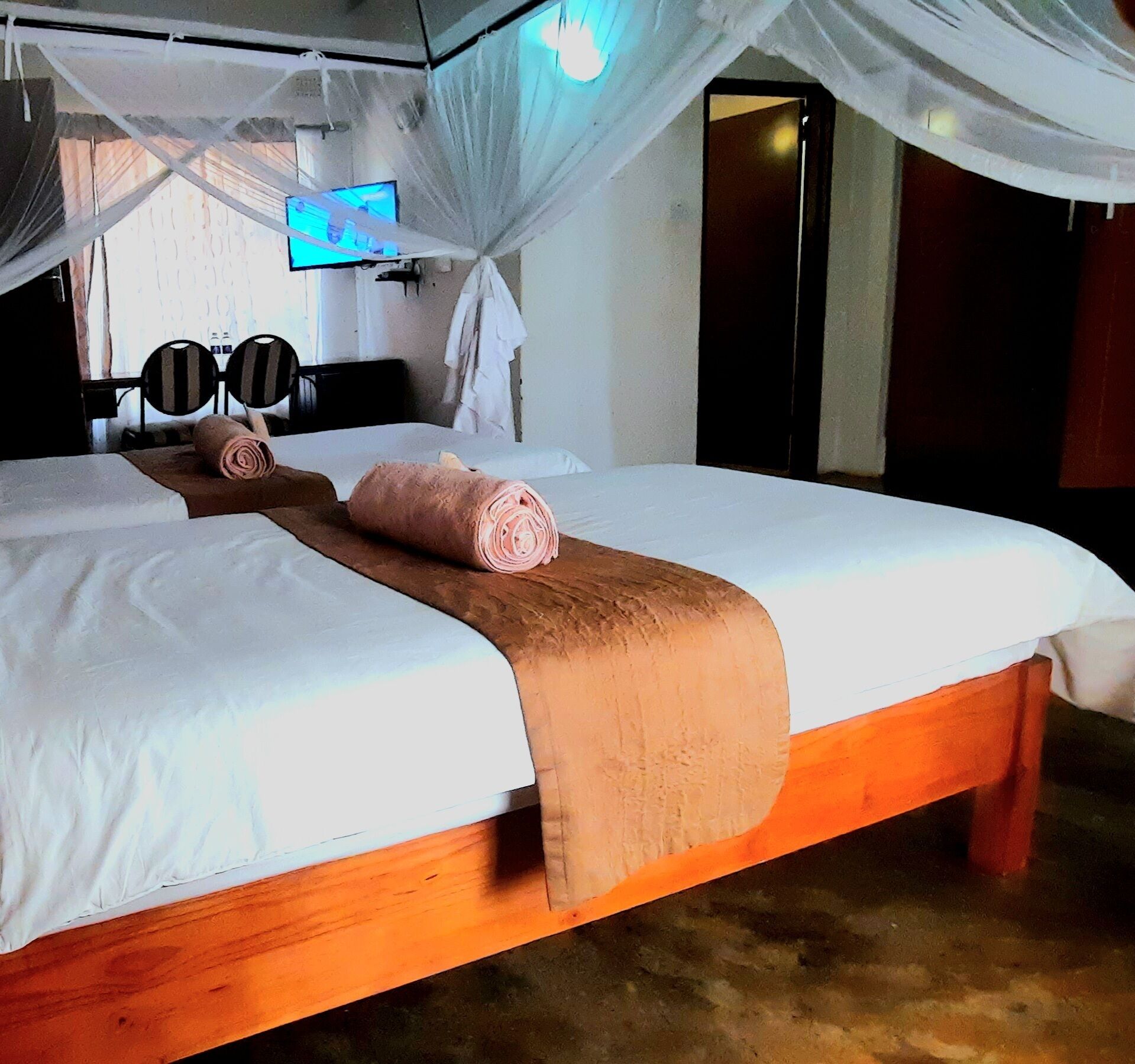 4 bedrooms, desk, WiFi, bed sheets