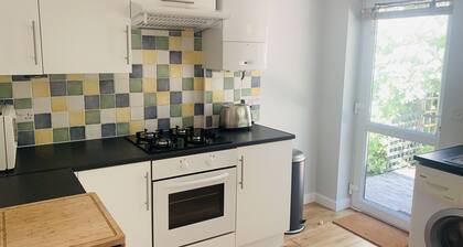Cosy coastal retreat a favourite with walkers due to its natural location.