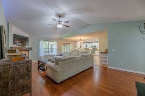 Smart TV, chimenea, impresora