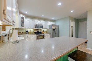 Frigorifero, microonde, forno, piano cottura