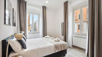 Two-Bedroom Apartment | Con stile personalizzato, con arredamento individuale, una scrivania