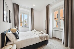 Two-Bedroom Apartment | Individuell inredning, unika möbler, skrivbord och arbetsyta för laptop