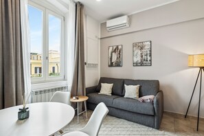 One-Bedroom Apartment | Oppholdsområde | En 50-tommers smart-TV med Parabol-TV