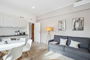 Two-Bedroom Comfort Apartment | Living area | 50-inch Smart TV with satellite channels - Limehome Rome via dei Reti (Rome)