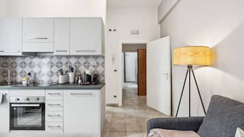 Two-Bedroom Apartment | ๊ฑฐ์ค ๊ณต๊ฐ | ์์ฑ ์ฑ๋ ์์ฒญ์ด ๊ฐ๋ฅํ 50์ธ์น ์ค๋งํธ TV