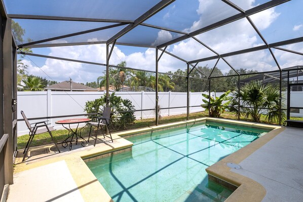 Outdoor pool - Devine Paradise at Tuscan Ridge (Davenport)