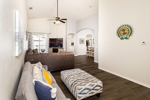 ハウス ベッド (複数台) プールアクセス プールビュー (Devine Paradise at Tuscan Ridge) | 内装