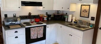 Cozy Post and Beam in Village with Nature Views!
