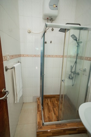 Eenvoudige kamer | Badkamer | Gratis toiletartikelen, handdoeken