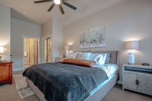 2 bedrooms, free WiFi, bed sheets - Poolside Pines Suite by Cottonwood Lodging (Solitude)