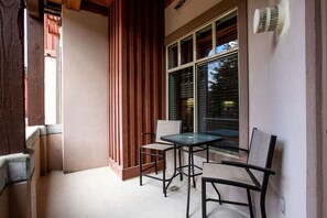 Terrace/patio - Poolside Pines Suite by Cottonwood Lodging (Solitude)