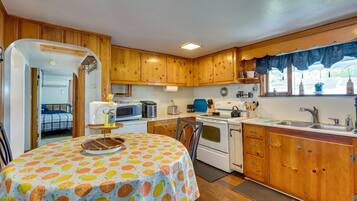 House (2 Bedrooms) | Private kitchen | Microwave, oven, stovetop, cookware/dishes/utensils