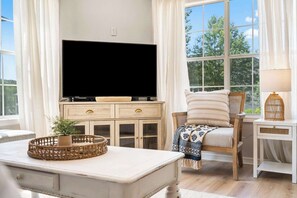 コンドミニアム ベッド (複数台) パティオ ガーデンビュー (Table Rock Cottage) | リビング エリア | 42 インチの薄型テレビ (デジタル放送視聴可)