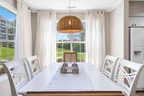 Lejlighed - flere senge - terrasse - udsigt til have (Table Rock Cottage) | Spiseområde