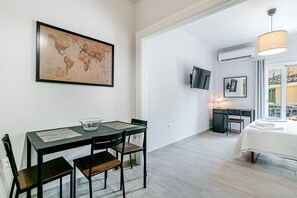 City-Apartment | Wohnbereich | 50-Zoll-LCD-Fernseher mit Kabelempfang