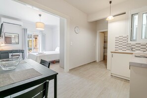 City-Apartment | Wohnbereich | 50-Zoll-LCD-Fernseher mit Kabelempfang