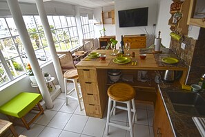 Kjøleskap, oppvaskmaskin, kaffetrakter/tekoker og vannkoker