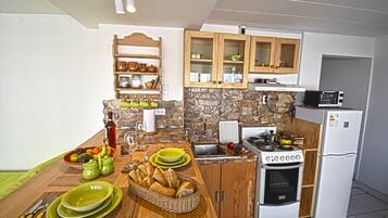 Fridge, dishwasher, coffee/tea maker, electric kettle