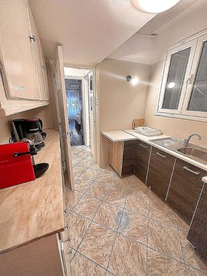 Nagyméretű hűtő/fagyasztó, sütő, főzőlap és kávéfőző