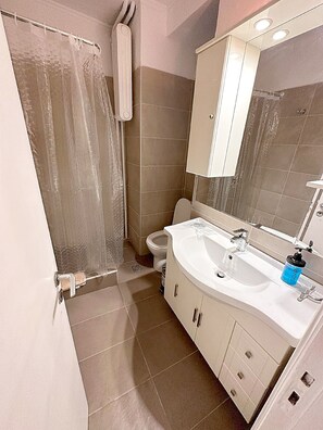 Superior Apartment | Bathroom | Shower, rainfall showerhead, hair dryer, towels - Check Point - Parthenon (Athens)