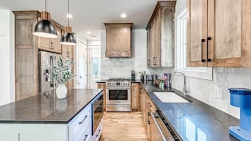 Réfrigérateur, micro-ondes, cafetière/bouilloire, grille-pain