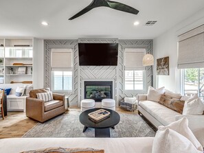 TV, fireplace - New Property in Carlton Landing-Nolan's Nook (Carlton Landing)